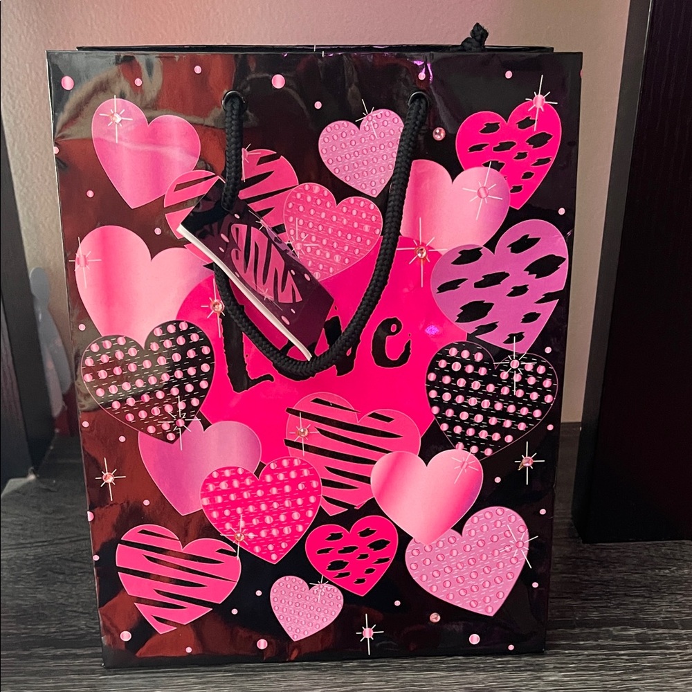 1 Valentines Day themed bags 🧩